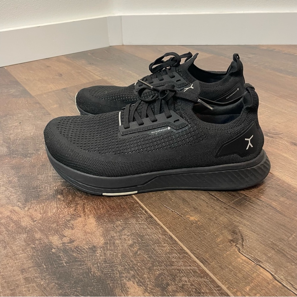 Flux Footwear Adapt Waterproof Runner Stealth Black Athletic Shoe W 10 M 8.5